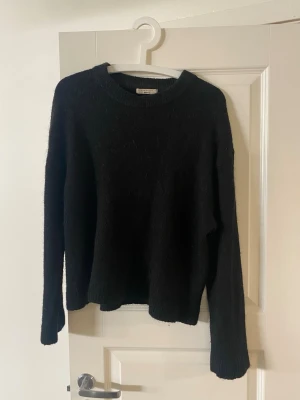 Svart stickad tröja - Fin tröja från Gina tricot 