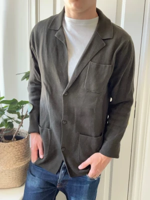John Henric kavaj / overshirt,  - John Henric kavaj / overshirt,stor på modellen.  Inga defekter! Modellen i bilderna är 180 cm 75 kg och bär Storlek L , Kom med frågor! 🌟 (Kan gå ned i pris vid köp av paket 😉) 