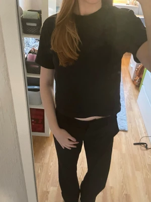 Svart boxy t-shirt - En svart boxy t-shirt med rund hals.  Enkel och stilren modell som passar perfekt till jeans eller kostymbyxor. Säljer också en likadan fast brun.