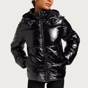Svart glansig pufferjacka - Säljer en supercool svart glansig pufferjacka som är perfekt för vintern. Den är köppt förra vintern och är sparsamt Andvänd! tryck gjärna på köp nu!❤️ kan tänka mej gå ner i pris vid snabb affär!