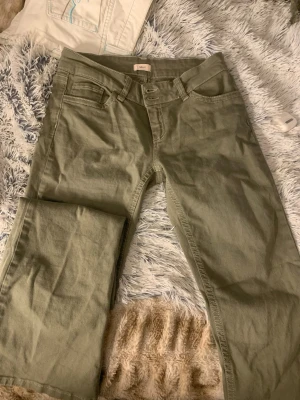 Olivgröna jeans från Nelly - Snygga olivgröna jeans från Nelly med klassisk femficksmodell och raka ben. Jeansen har normal midja och stängs med dragkedja och knapp. Perfekta för dig som vill ha en stilren och trendig look. HELT OANVÄNDA🌸 från Nelly!