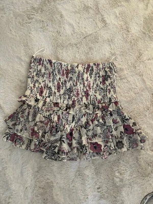 Blommig volangkjol från Zara - Jättefin kjol från Zara i nyskick. Knappt använd då den är förstor för mig.