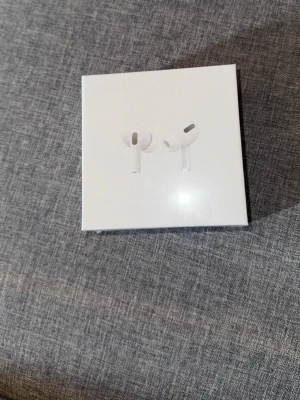 Apple AirPods Pro  - Säljer ett par vita Apple AirPods Pro med MagSafe-laddningsetui. Trådlösa in-ear hörlurar i stilren design med silikontoppar och brusreducering. Kommer i originalförpackning. Perfekta för musik, samtal och gaming.