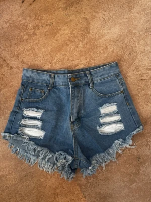 Jeans shorts  - Ett par jeans shorts i stl S som är knappt använda säljs för 100 kr. 
