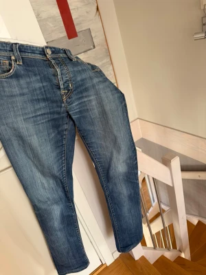 Tramarossa jeans - Jeans från Tramarossa. Schysst blå färg, grymt skick inga defekter. Storleken 32. Priset ej hugget i sten. Hör gärna av er vid vidare funderingar.