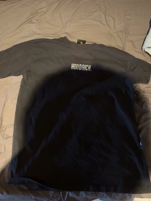 Svart t-shirt från Hoodrich st m - Priset kan diskuteras 