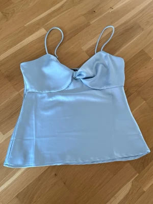Ljusblå satin topp - Superfin satintopp från ginatricot. Använd fåtal gånger så i fint skick! Perfekt till sommaren☀️🩷