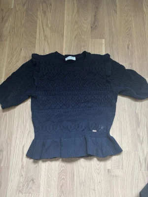 Mörkblå stickad topp Holly & Whyte - Säljer en mörkblå stickad blus för ingen användning. Den är i nästan helt oanvänd. 