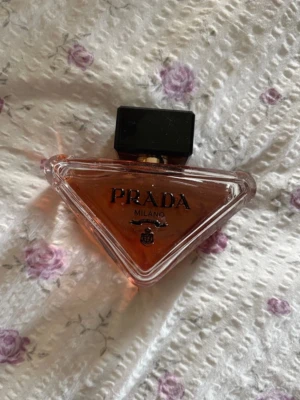 Prada paradoxe floral - Märke• Prada                                                       Köpt för• ca 1300kr                                          Mitt pris• 380kr                                              Storlek• 90ml, ca 50ml kvar 