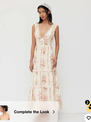 Blommig långklänning med volanger - Jättefin helt ny balklänning / klänning från Cider 💞 V-NECK LACE TRIM FLORAL LACE UP LAYERED MAXI DRESS dac, Nypris 627kr🙏Romantisk långklänning i ljus, blommigt mönster med volangdetaljer och djup v-ringning fram och bak. Klänningen har knyt framtill och är ärmlös, perfekt för sommarens alla tillfällen. Tillverkad i ett lätt och luftigt material.