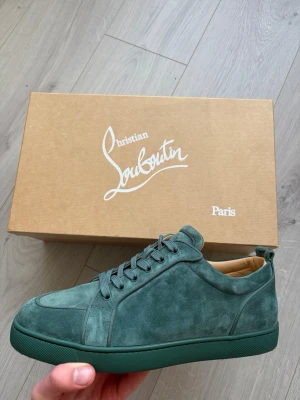 Rantulow Orlanto Flat - Louboutin sneakers i färgen Ververine vilket motsvarar en mörkgrön nyans. Sjukt bra skick, endast använda enstaka gånger. Box, nya snören och dustbag tillkommer.