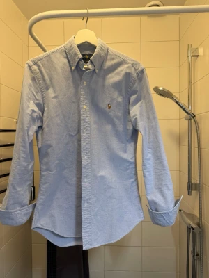 Blå skjorta från Ralph Lauren - Säljer denna schyssta blå skjortan från Ralph lauren. Skick 9/10 knappt använd. Storlek S nypris 1800kr mitt pris 499kr OBS DESTO SNABBARE AFFÄR DESTO BÄTTRE PRIS 