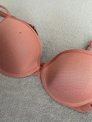 Dam by - Jättefin rosa BH köpt på ellen amber i storlek 75A. 💓 använts en gång & har en liten prick på ena sidan.