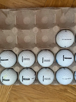 Titleist Tour Soft 14st + trufeel  - Säljer ett gäng vita golfbollar av modellen Tour Soft från Titleist. Bollarna har klassisk dimple-yta och tydlig logga. Perfekta för dig som vill fylla på