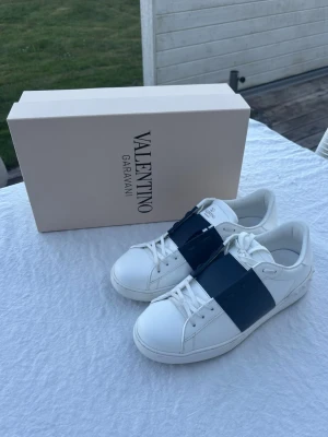 Valentino Open - Säljer dessa Valentino Open | Väldigt bra skick använda bara några enstaka gånger | Allt medföljer | Storlek: 42,5 | Ställ gärna frågor 🫱🏻‍🫲🏼