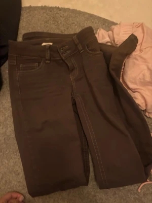 Bruna bootcut jeans  - Snygga bruna jeans från Nelly, enbart använda 1 gång, storlek 32 