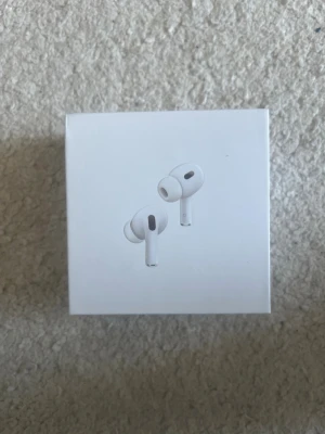Apple AirPods Pro 2nd Gen MagSafe - Apple AirPods Pro 2nd generation med MagSafe-laddningsetui. Trådlösa in-ear hörlurar i vit färg med stilren och kompakt design. Perfekta för musik, samtal och brusreducering. Levereras i originalförpackning.