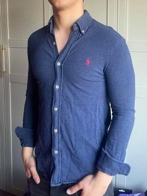 Ralph lauren skjorta - Perfekr skjorta för sommaren! Storlek: small. Modell: 178cm & 75kg | Nypris -> 1400kr, vårat är 449. Mvh