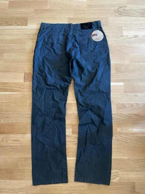 Jacob cohen jeans - Säljer ett par otroligt snygga jeans från Jacob Cohen. Skicket är utmärkt utan några defekter eller liknande! Pris kan diskuteras mvh Anton🙌🏻
