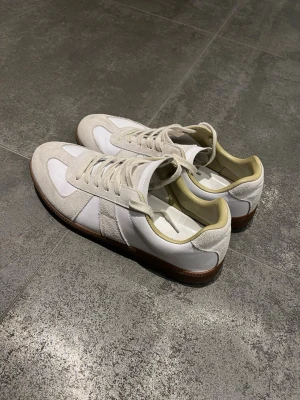 Maison marigiela storlek 44 - Skit snygga skor från maison marigiela i storlek 44. Dom är i nästan nu skick. Bara att höra av sig om man är intresserad👍😃