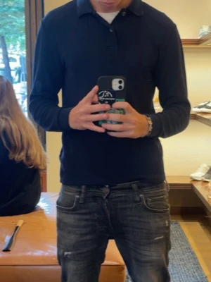 Navy Blue Polo - Tjena, säljer nu denna riktigt feta tröja i storlek XS. Skulle säga att den passar runt 165. Den är i mycket bra skick men liten på mig. Hör av er vid frågor eller funderingar!