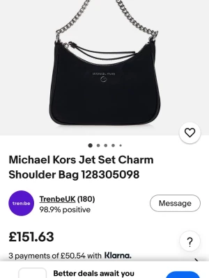 Svart axelväska Michael Kors - Snygg svart axelväska från Michael Kors med silverfärgad kedjerem och logotyp framtill. Helt oanvänd bilder skickas vid intresse 