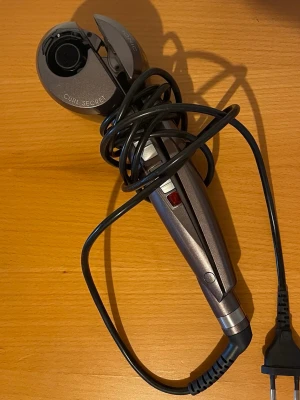 Babyliss Curl Secret locktång - Automatisk locktång från Babyliss. Modellen heter Curl Secret och är väldigt populär, lockar snabbt och sparar tid. Kolla upp på tik tok för och se hur man använder den och hur fina lockarna blir! 💕 