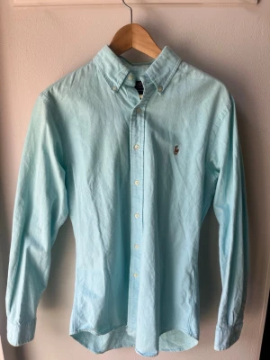 Ljusblå Ralph Lauren skjorta  - Hej! Nu säljer vi denna ljusblå skjortan från Ralph Lauren i storlek M. Skicket är väldigt bra och kostar endast 379kr hör av er vid frågor etc💙 // Studio II Resell 