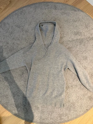 Carmes Hoodie - Utrensning av garderoben!! Säljer min fräscha cashmere hoodie från Carmes. Super skön till sommaren. Super bra skick. Lite nopprig men de tillkommer oftast vid cashmere plagg. Lappen vid nacken gick av och har inte kvar den. Men står vid lappen på insidan. Tveka inte på att höra av dig!!