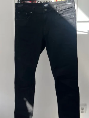 Svarta jeans, Slim, från Denim Project, W32/L34 - Säljer ett par svarta jeans från Denim Project i klassisk femficksmodell. Jeansen har raka ben och normal midja, tillverkade i ett mjukt denimtyg. Perfekta för dig som gillar en stilren och enkel look.