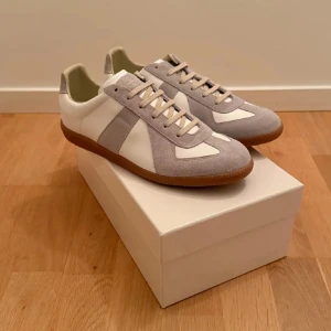 Maison margielas  - Säljer mina Mason margielas i grå-vit färg Använda försiktigt, i fint skick (se bilder). Storlek: 45 