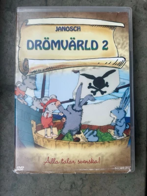 Drömvärld 2 dvd - DVD-skiva med "Janosch: Drömvärld 2". Innehåller avsnitten "Skattjakten", "Lejonhjärta och Silkestass" samt "Kanin Robinsons underbara liv". Speltid: 57 minuter.  Finns på språk: Svenska, Norska, Finska   OBS!! skivorna är begagnade så det kan förekomma repor/hairlines på skivorna, men då jag kollar igenom alla filmer jag säljer garanterar jag att alla funkar felfritt om inget annat står! :)