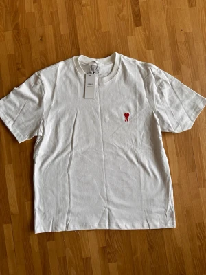 Ami Paris t shirt  - Helt ny ami t shirt i storlek s, passar dig runt 180. Tagen sitter kvar och en påse fås med. Hör av er vid frågor☀️