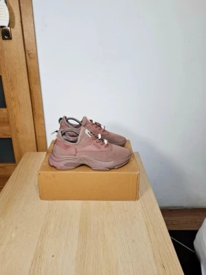 Steve Madden Sneakers 40 - Säljer ett par chunky sneakers i dammig rosa färg med meshdetaljer och tjock sula. Skorna har vita och svarta snören samt en sportig vibe. Perfekta för dig som gillar streetstyle och vill ha något bekvämt och trendigt på fötterna.
