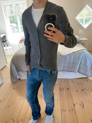 Grå stickad Cardigan - Storlek S | Från Pier One | Fint skick | Har ett litet hål på vänster arm | Modellen är 178cm och 62kg | Bara att höra av dig vid funderingar👑