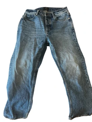 Blåa raka jeans från Levi's - Klassiska blå jeans från Neuw med rak passform och fem fickor. Jeansen har en vintage vibe med normalhög midja och är tillverkade i 100% bomull. Perfekta för en avslappnad och tidlös stil.