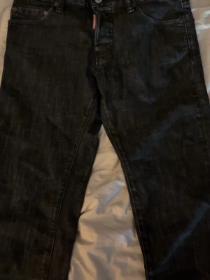 Dsquared2 jeans  - Säljer pga används ej, de är köpta på garmsmarket nya (alltså inte köpta begagnade). Jätte fint skick. Skriv om fler bilder med bättre ljus önskas.