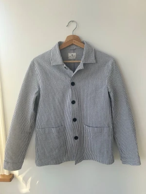 Overshirt JOHN HENRIC - Tjena, säljer en overshirt från John Henric i mycket bra skick. Storleken är i S. Hör gärna av dig om du har några frågor eller funderingar😁
