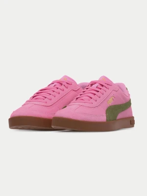 Puma rosa sneakers med grön detalj - Snygga sneakers från Puma i ljusrosa mocka med grönt sidostreck och bruna sulor. Club II era unisex. Helt nya och endast testade en dag, lappar sitter kvar. Skulle returnerat men råkade slänga kartong så därför säljer jag, nypris 849🥰