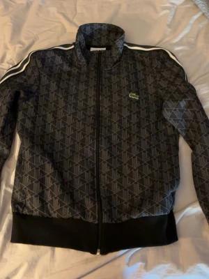 Lacoste zip  - Säljer pga används inte, den är i jättefint skick inte används alls mycket, köptes på team sportia för 2199. Skriv om fler bilder med bättre ljus önskas.