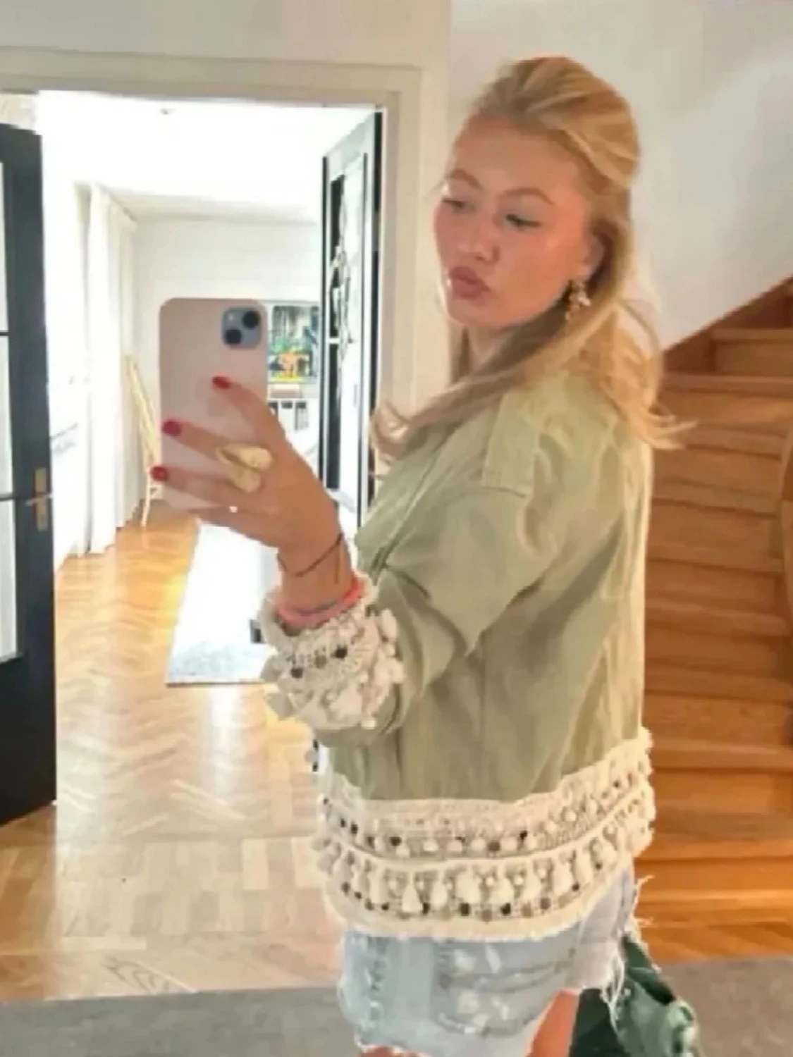 Grön jeansjacka med virkade detaljer