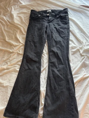 Jeans - Svarta/mörkgrå jeans från only. Stretchiga!! Storleken är som S 