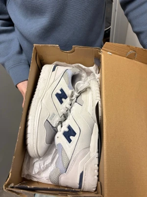 New Balance 550  - Säljer dessa New balance i rätt fint skick. De har lite smuts på sulorna då folk i butiken gått runt och testat de. Sätter pris på 200 kr då jag måste bli av med dom