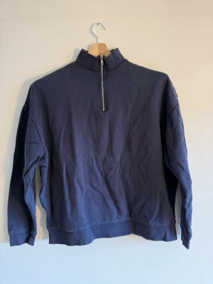 ASOS Design Quarter Zip - ASOS Design quarter-zip i marinblå, stl L. Enkel, ren siluett – 100% bomull.