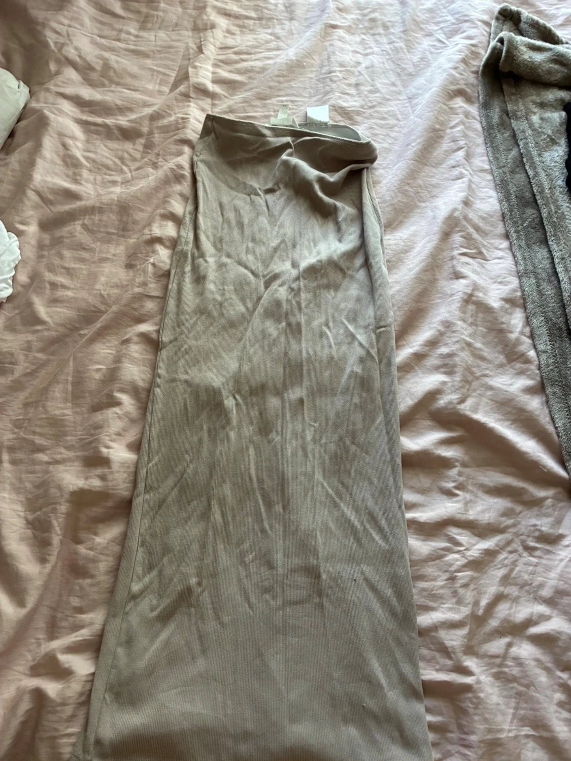 Beige långkjol med slits bakifrån