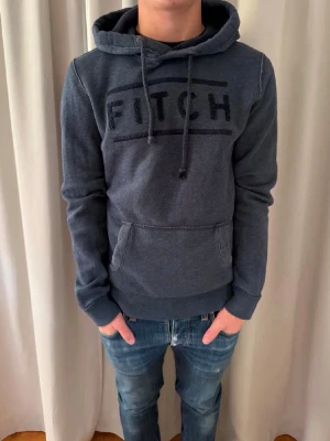 Mörkblå hoodie från Abercrombie & Fitch - Säljer denna feta hoodien från Abercrombie & Fitch i storlek M. Hoodien har skön passform och passar till flera olika outfits. Skick 9/10. Hör gärna av er om ni har några funderingar!