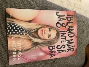 Ibland mår jag inte så bra bok - En rosa bok med titeln 'Ibland mår jag inte så bra' av Therese Lindgren. Omslaget har ett porträttfoto och text i svart och vitt. Boken handlar om psykisk ohälsa och personliga erfarenheter. Perfekt för dig som gillar självbiografier och inspirerande berättelser.