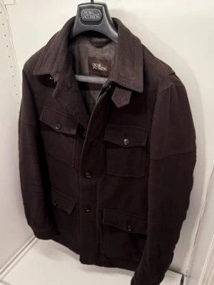 Oscar Jacobson jacka - Otrolig jacka från Oscar Jacobson. Grymt bra skick. Storlek Large.