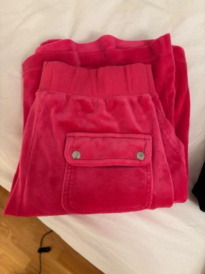 Rosa bootcut juicy couture byxor  - Säljer mina rosa juicy byxor. Knappt använda och dem är i bootcut passform. 