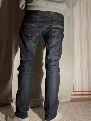 Nudie jeans 32/32 - Nudie jeans 34/34 men det är omsydda till 32/32. Modellen är 188 lång väger 78kg. Total längd 104, midja 41, benöppning 18. Priset kan diskuteras 